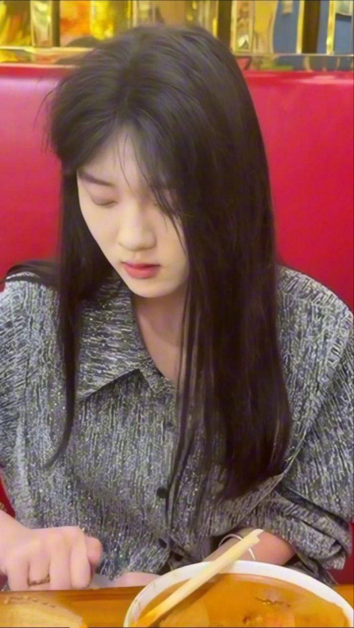 女友极品闺蜜 顶级颜值泄密流出顶级颜值女，跟闺蜜经常出去游玩 跟前男友主动联系吃饭 没想到被男友下药迷晕 被拍摄大量私人性感照片，白嫩嫩的逼逼让人很诱惑！无套内射 看这么漂亮的妹子 真是想多干几次！ - 图片