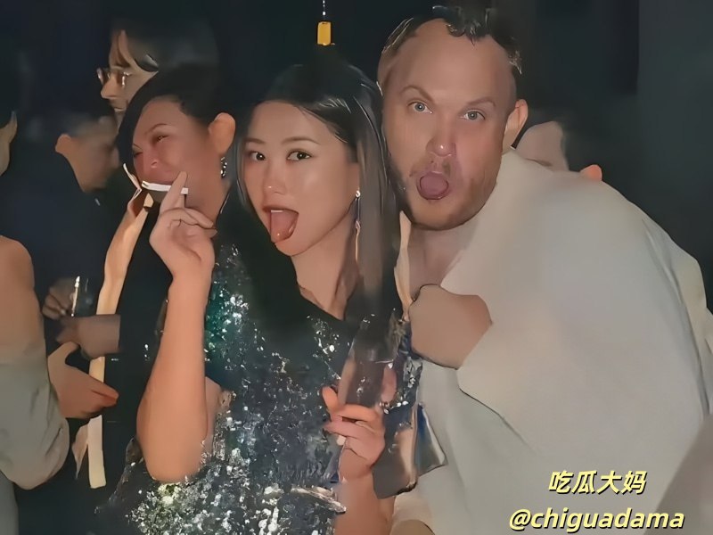 牢A“三通一达”炸穿全网！朱珠躺枪被扒国外豪放旧照，吐舌抽烟反差惊掉下巴 - 图片