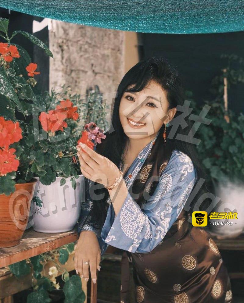 西藏拉萨藏族网红“柑鸯德小白”彻底塌房！这妹子平时晒豪车名包、奢侈品、旅游照，藏族风情+甜美颜值圈粉无数，自称西藏民族大学毕业生，定位独立女性+民族骄傲，结果被扒卖假货+大学时期靠皮肉生意赚钱，是妥妥的“校鸡”！ - 图片