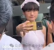 女版Faker“小莎”拒穿T1战袍“吓人”，女版Scout黑丝热舞引争议：模仿电竞明星，流量密码or形象杀手？ - 图片