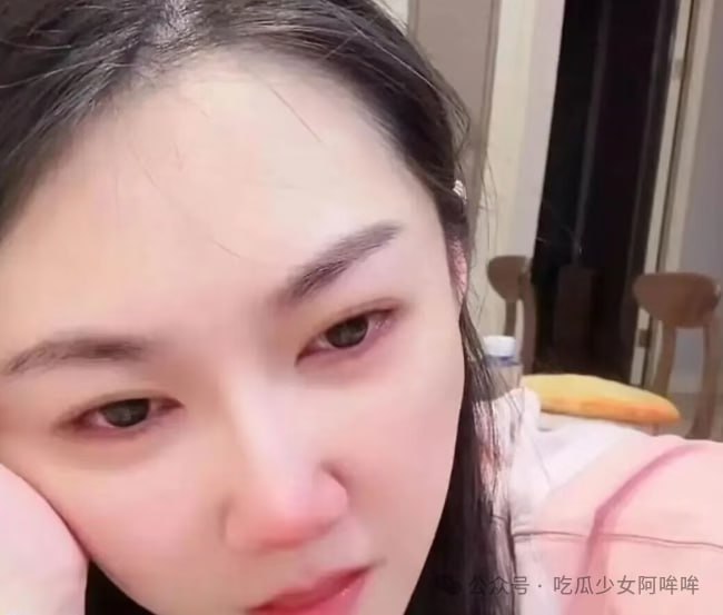 小苍直播落泪崩溃：LPL初代女解说“情怀回归”遇瓶颈，大哥跑路伤心欲绝，网友：财富自由也需陪伴 - 图片