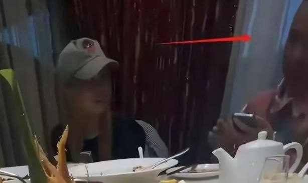 曾经日薪208w的郑爽为了钱被中国红通人员叶廷伟包养了，曾经因为D孕风波而被封杀，而如今却为了钱也自己生下了叶的小孩，据说生下当天直接给了200w刀，真的是令人唏嘘！