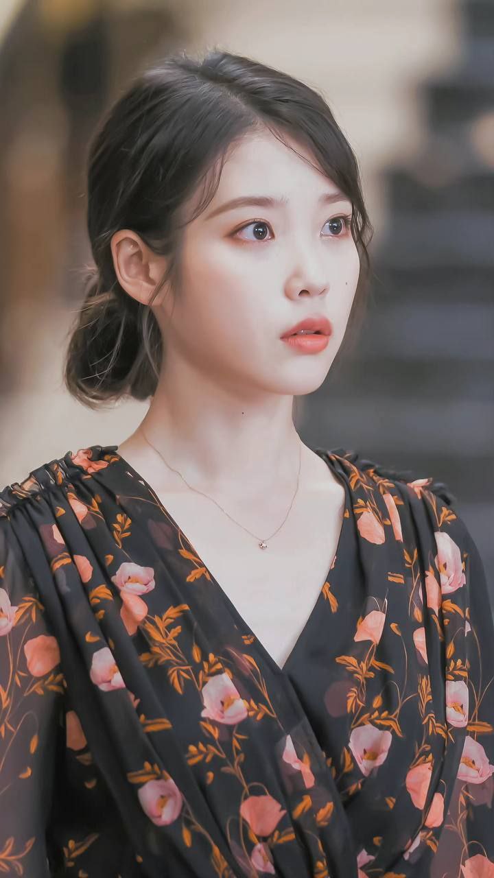 韩国歌手 #IU 李知恩 袖口疑似走光露奶 - 图片