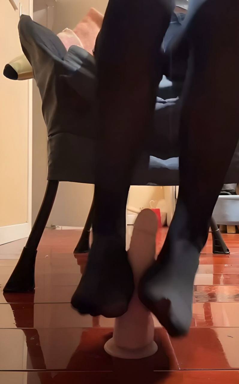 抖音御姐枭娍门槛福利！黑丝脚踩屌调教辱骂，阿黑颜伸舌翻眼太骚！ - 图片