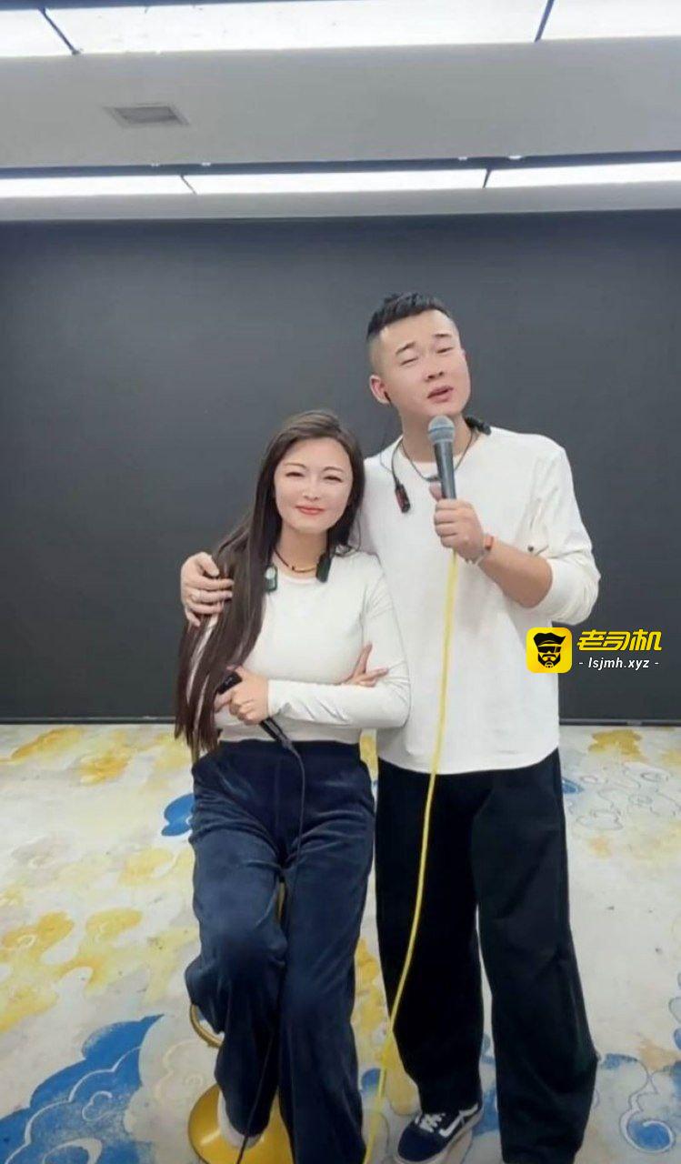 快手430万粉网红 如意 线下陪大哥开房激战 正嗨时被大哥老婆突袭抓包 现场开门暴打 现场视频独家曝光！ - 图片