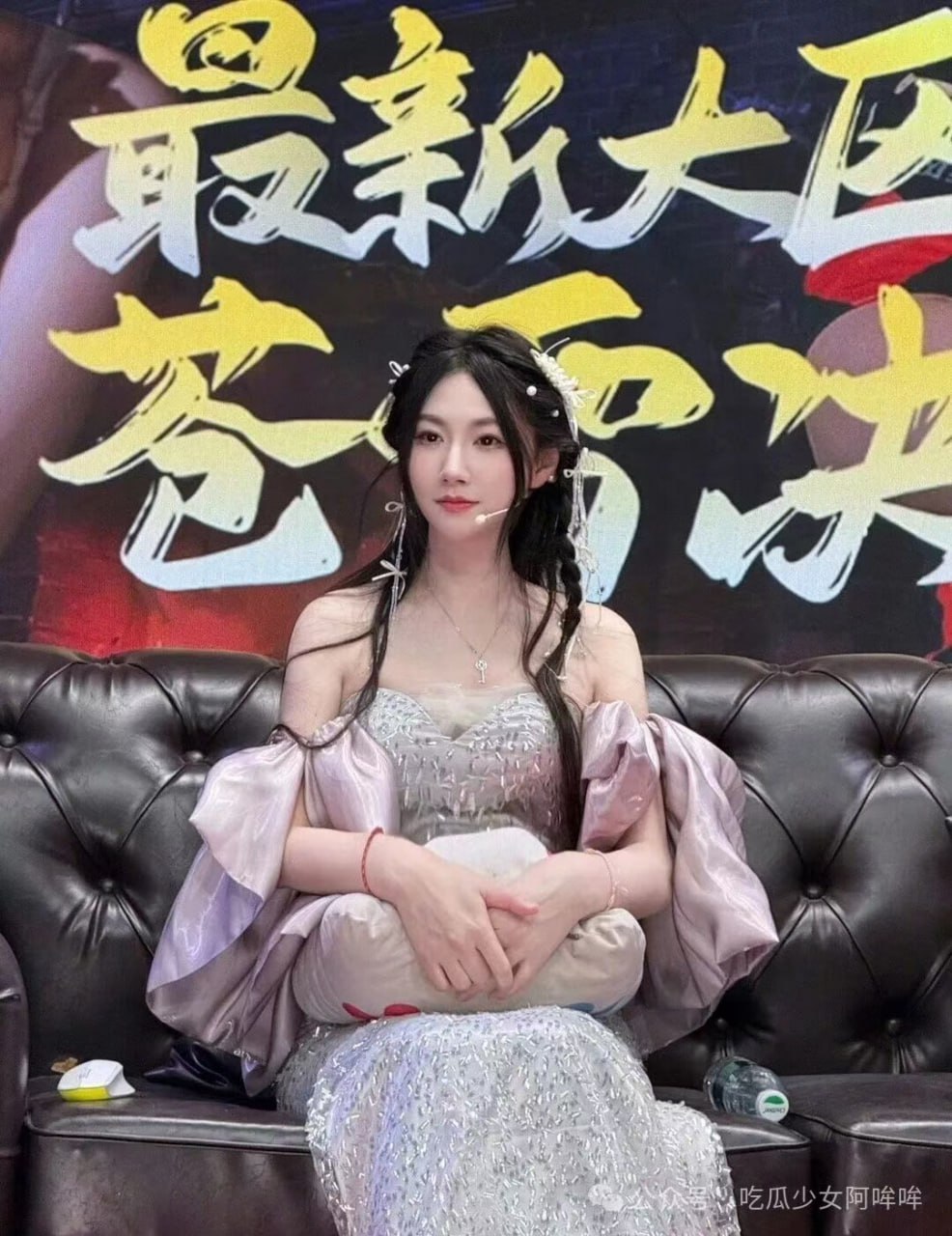 小苍直播落泪崩溃：LPL初代女解说“情怀回归”遇瓶颈，大哥跑路伤心欲绝，网友：财富自由也需陪伴 - 图片