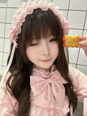 抖音白虎粉嫩骚穴洛宝外表看似清纯实则私底下是一个名副其实的反差小母狗喜欢自慰扣逼