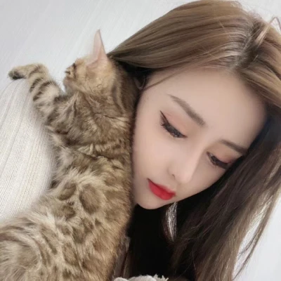红发少女诱人的臀部