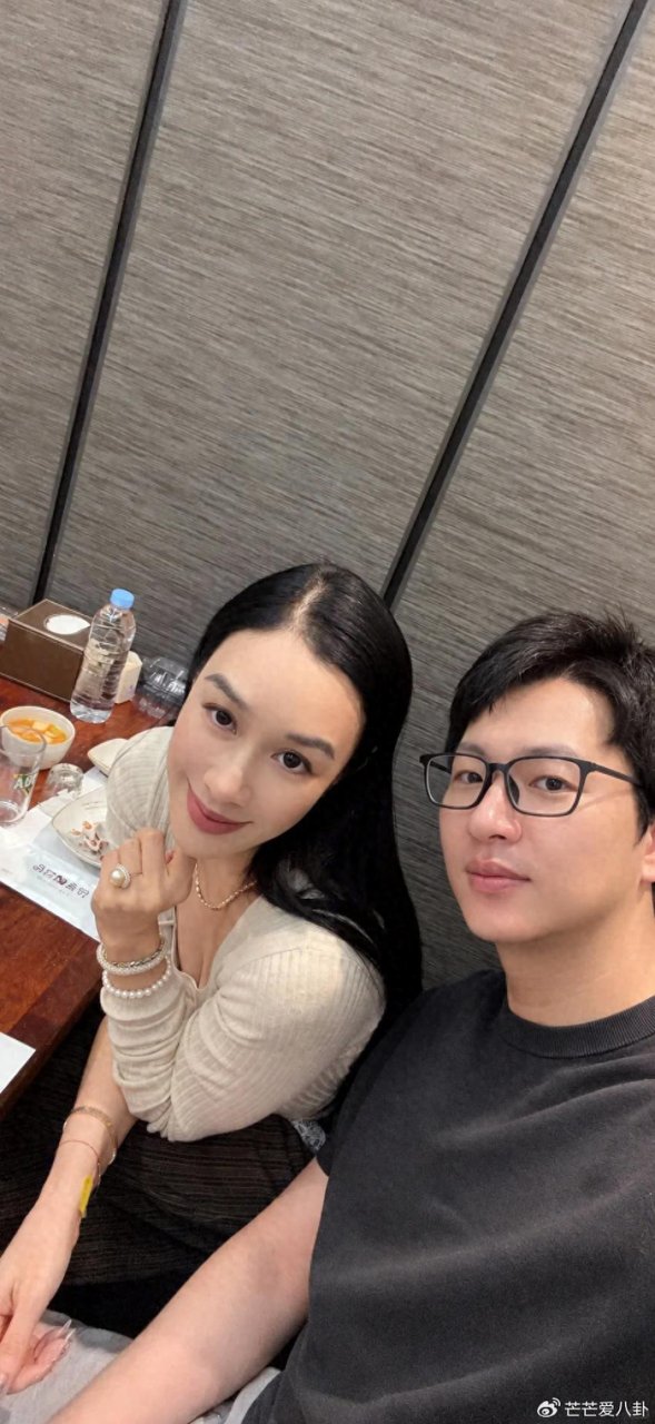 18岁Jaden携男友见家长，钟丽缇满脸欢喜，Louis被指撞脸似JYP