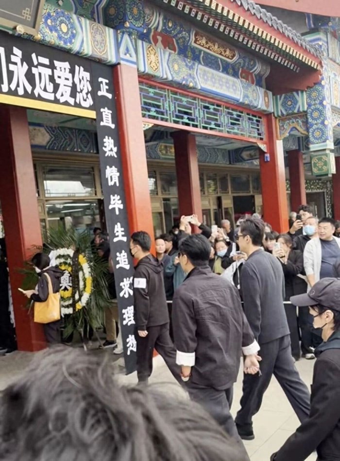 胡歌现身游本昌追悼会，难掩悲伤不停擦泪