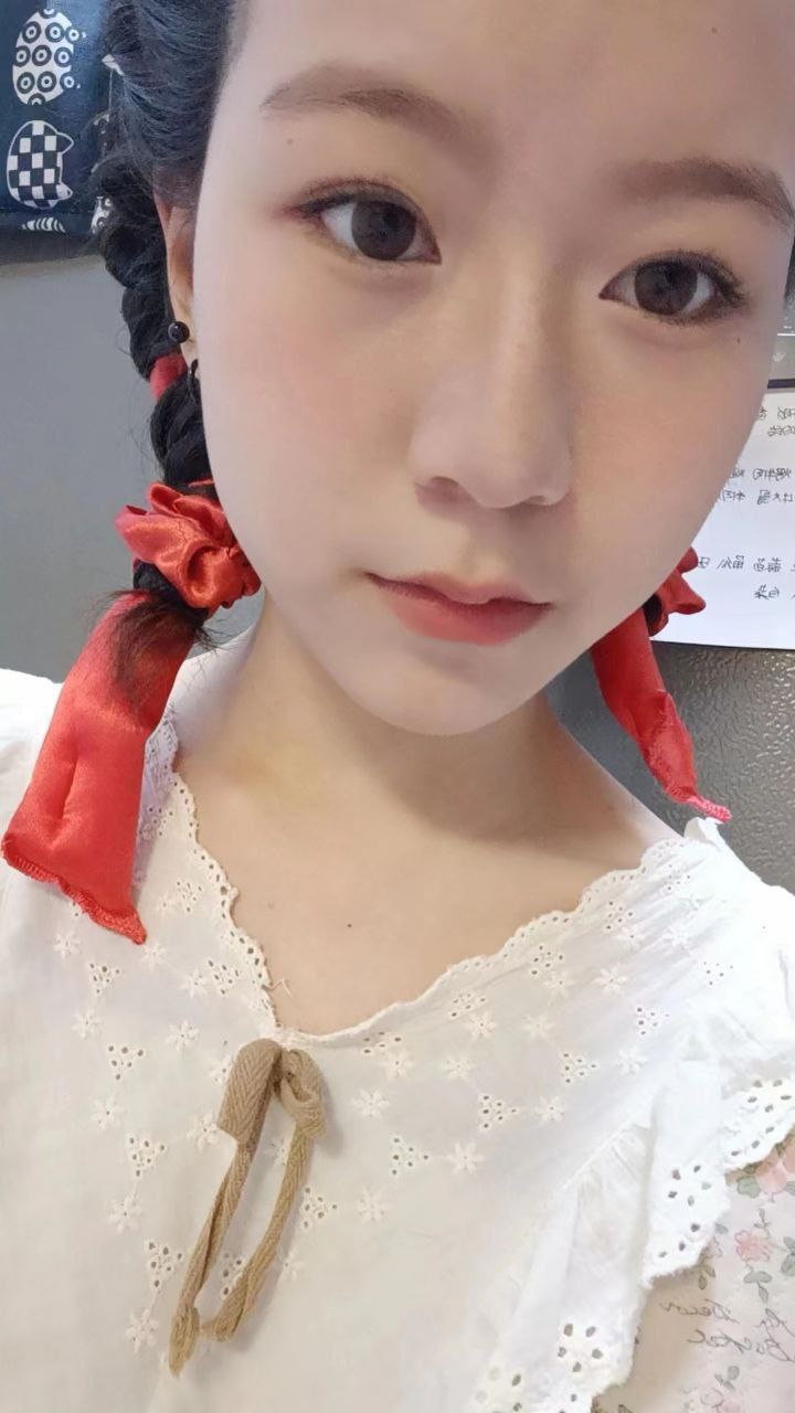 福建厦门08年妓女王紫宣 从小学六年级被社会人调教后当鸡，至今已当鸡五年，曾为卖逼专门做了私处漂红，被近万人操过，现在已经成为了大黑逼，并且阴道松弛程度可塞下两个拳头，因多次打胎现已无生育能力，现已被学校开除，当起了专职妓女