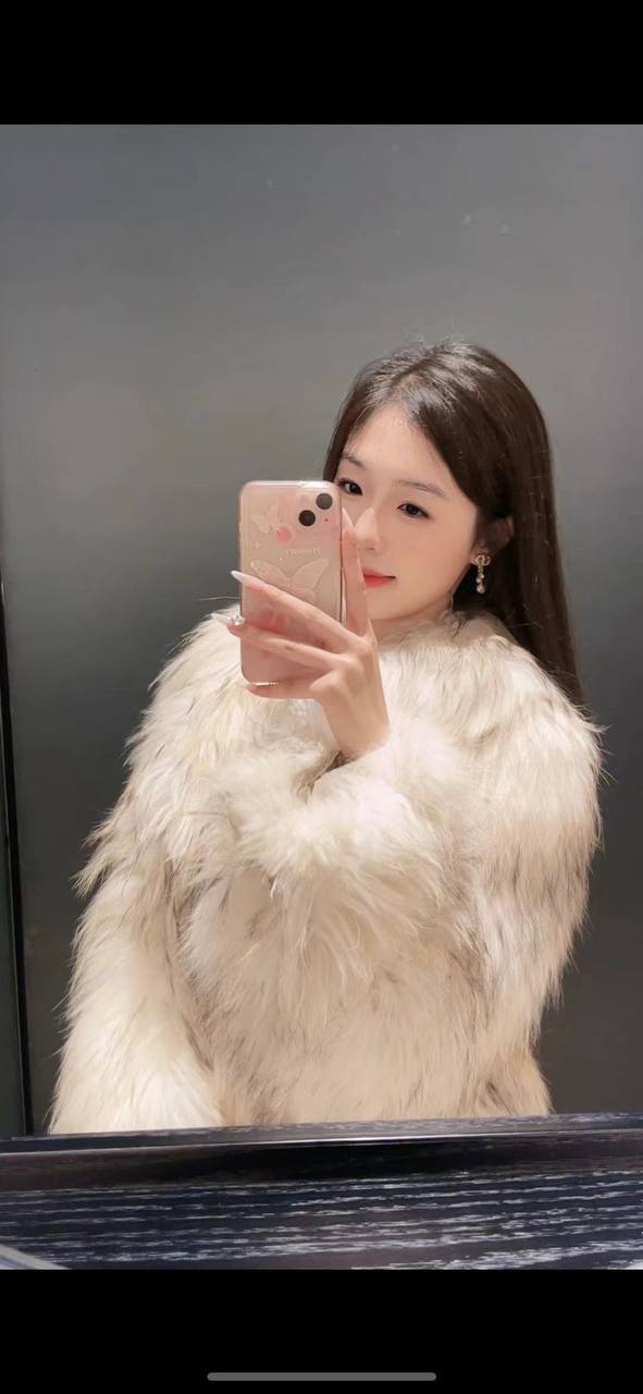 极品颜值的护士妹妹上厕所尿尿被偷拍泄密到网上，颜值和身材确实不赖 - 图片
