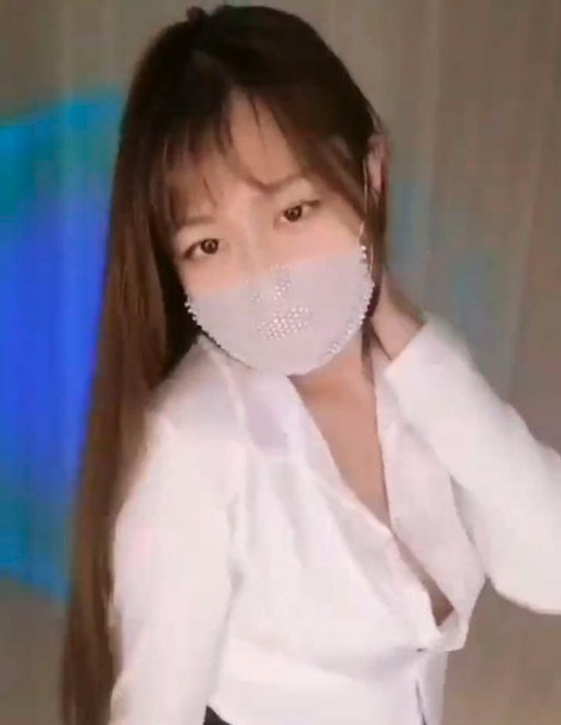 快手极品擦边少妇主播玥玥土豪定制私拍 穿着性感制服露脸大跳裸舞 三点全露激情不断
