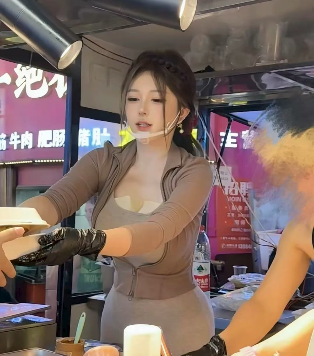 女主播尽头是带货？写真一姐直播展示超绝身材，上半身丰满竟还有马甲线！ - 图片