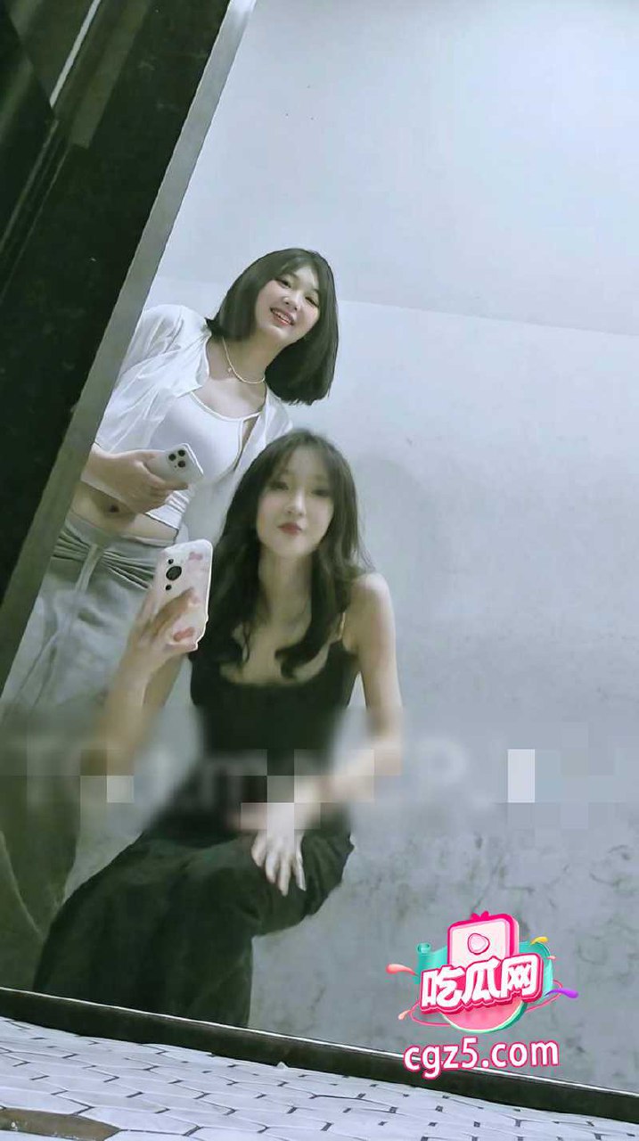 精选厕拍最新一期 高颜值女神放尿 闺蜜双双入厕 完全没有察觉被偷拍 - 图片