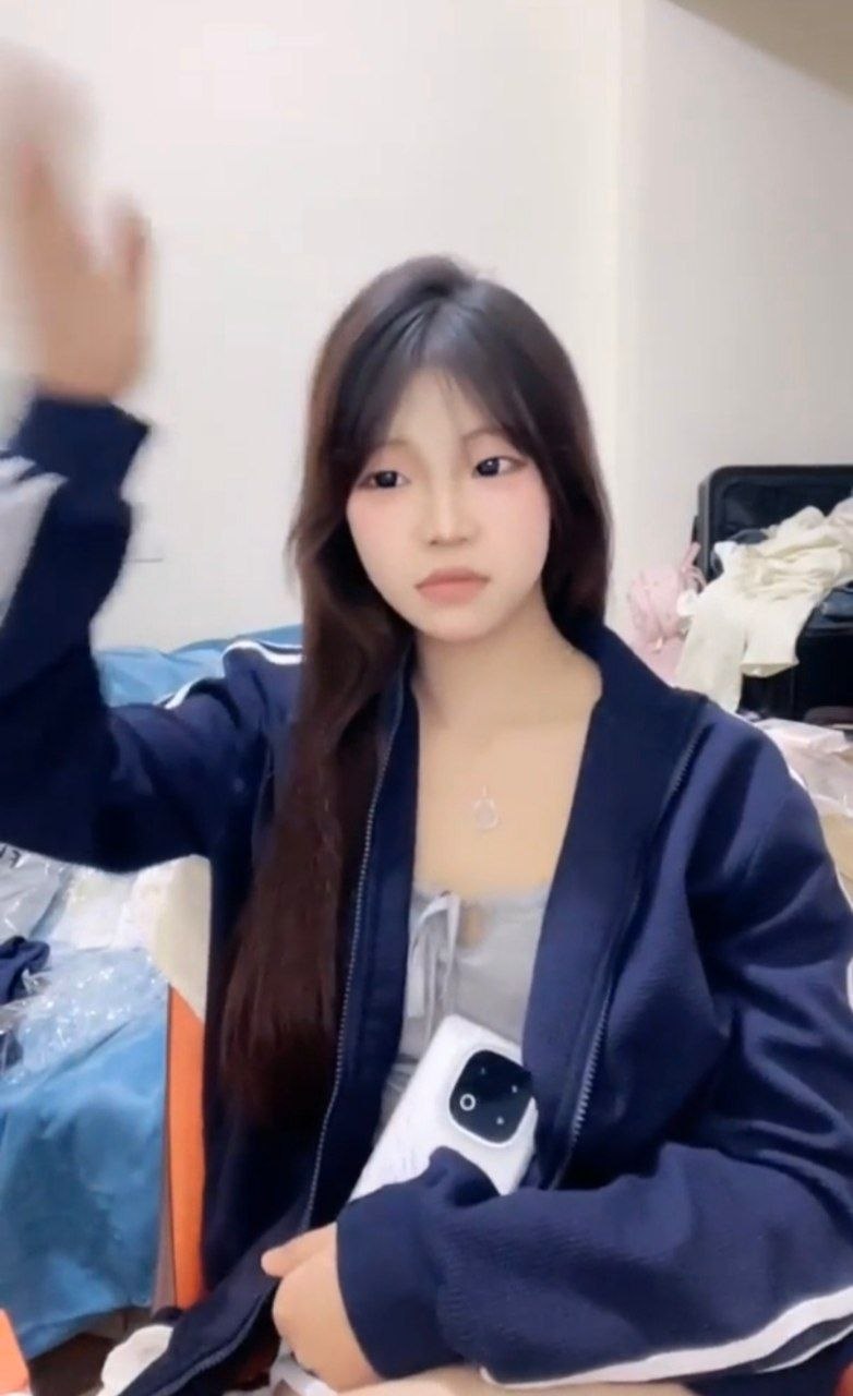 精神小妹开播 竟然不脱光光几个意思啊 - 图片