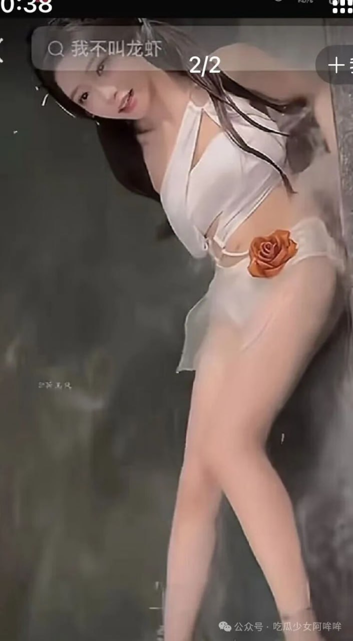 王者荣耀女Coser因出嫦娥一角，频繁吐舌头做不雅动作，被网友质疑太擦边了，不尊重角色！ - 图片