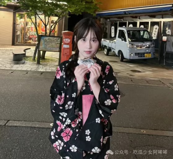 百万网红树莓纯爱人设翻车，疑似成年就跟男友同居？一条视频20万却不给狗看病弃养？ - 图片