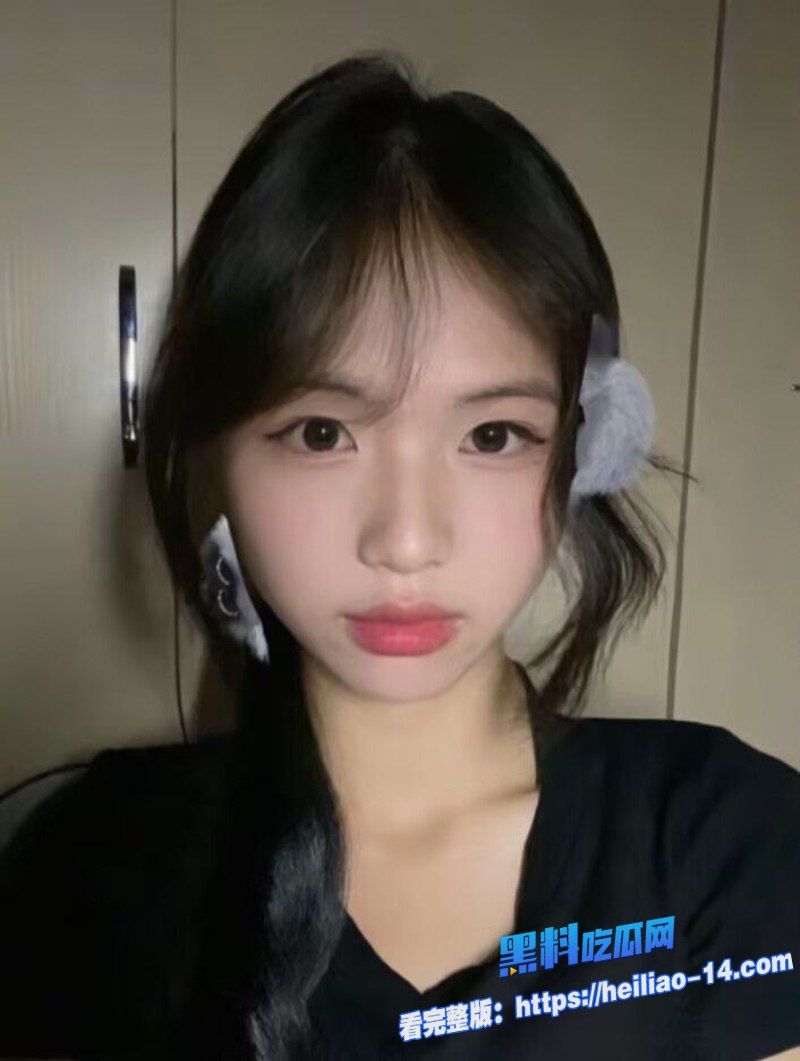抖音热瓜炸了！副班长吴柳静，平时清纯乖巧的高颜值学生妹，私下竟拍下超大尺度自慰视频！ - 图片