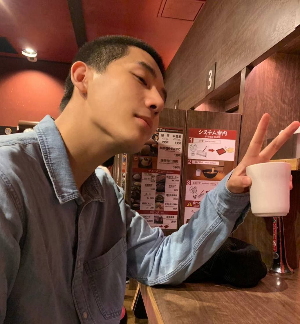 最近横店圈子彻底炸了，王安宇这个名字直接冲上热搜顶端，被网友封为新一代炮王 - 图片