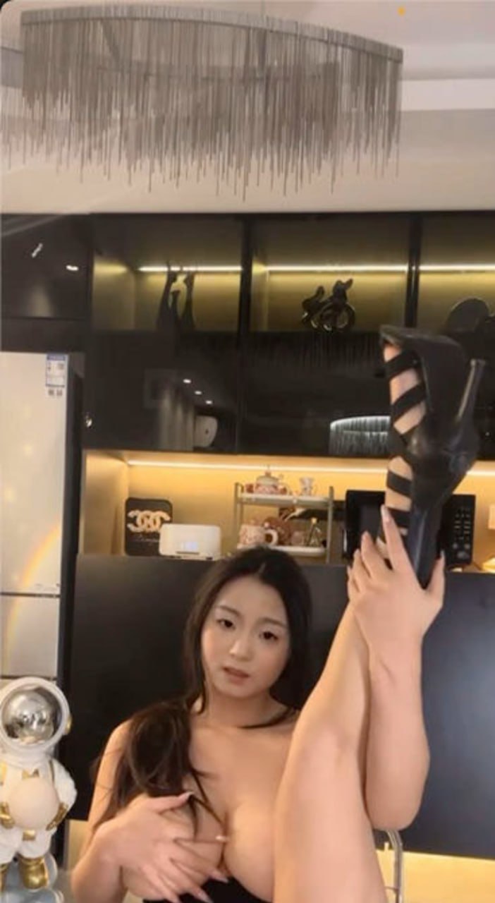 抖音百万粉丝擦边网红小熊软糖 巨乳尤物早起定制资源被扒 堪称挑逗调情的天花板 - 图片