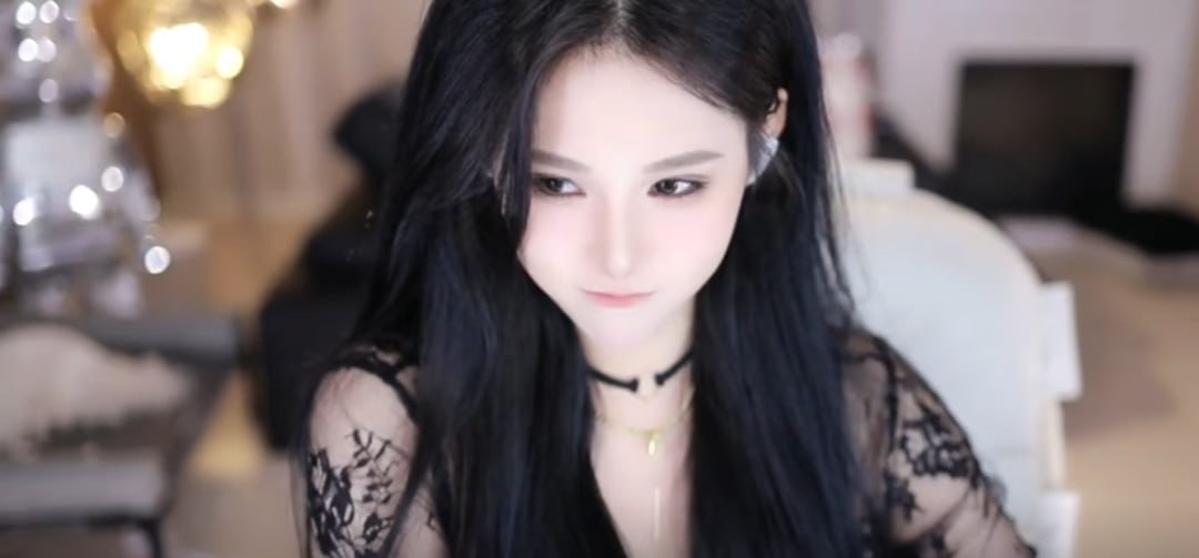 （二）女主播们才艺秀，为博关注各显神通，“撕袜”“嘴含仿真兔尾巴”“吃糖”震惊众人！