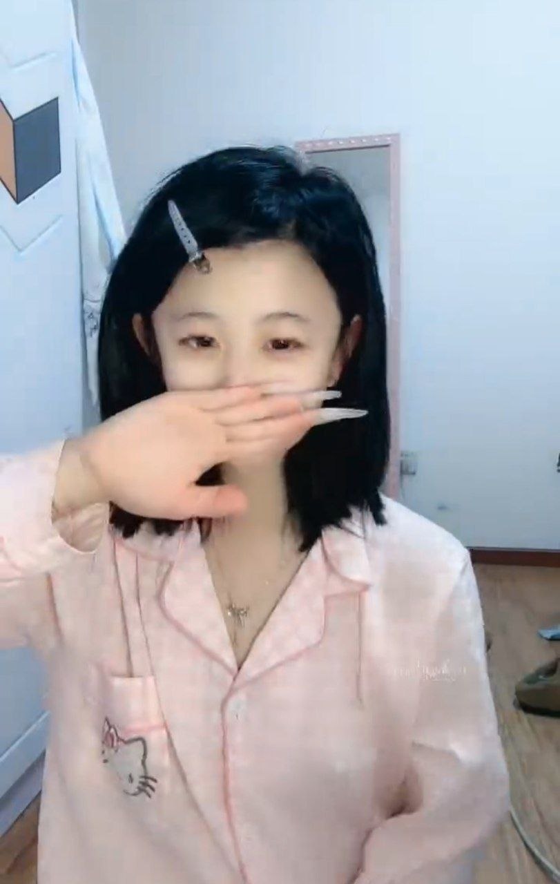精神小妹美颜开得太大大叔有点恼火啦 恨不得拿鸡巴戳她小嘴射她骚逼 - 图片