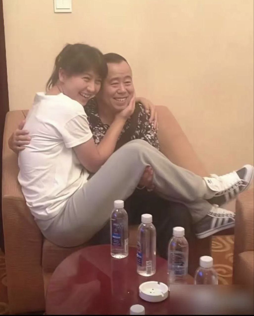 随着闫学晶问题愈演愈烈，事态的发展黑线越扒越有