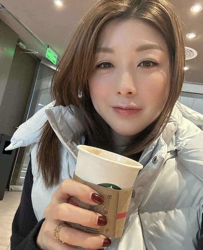 43岁港姐抑郁症复发疑失恋，删光与男友合照，曾两度失婚备受打击