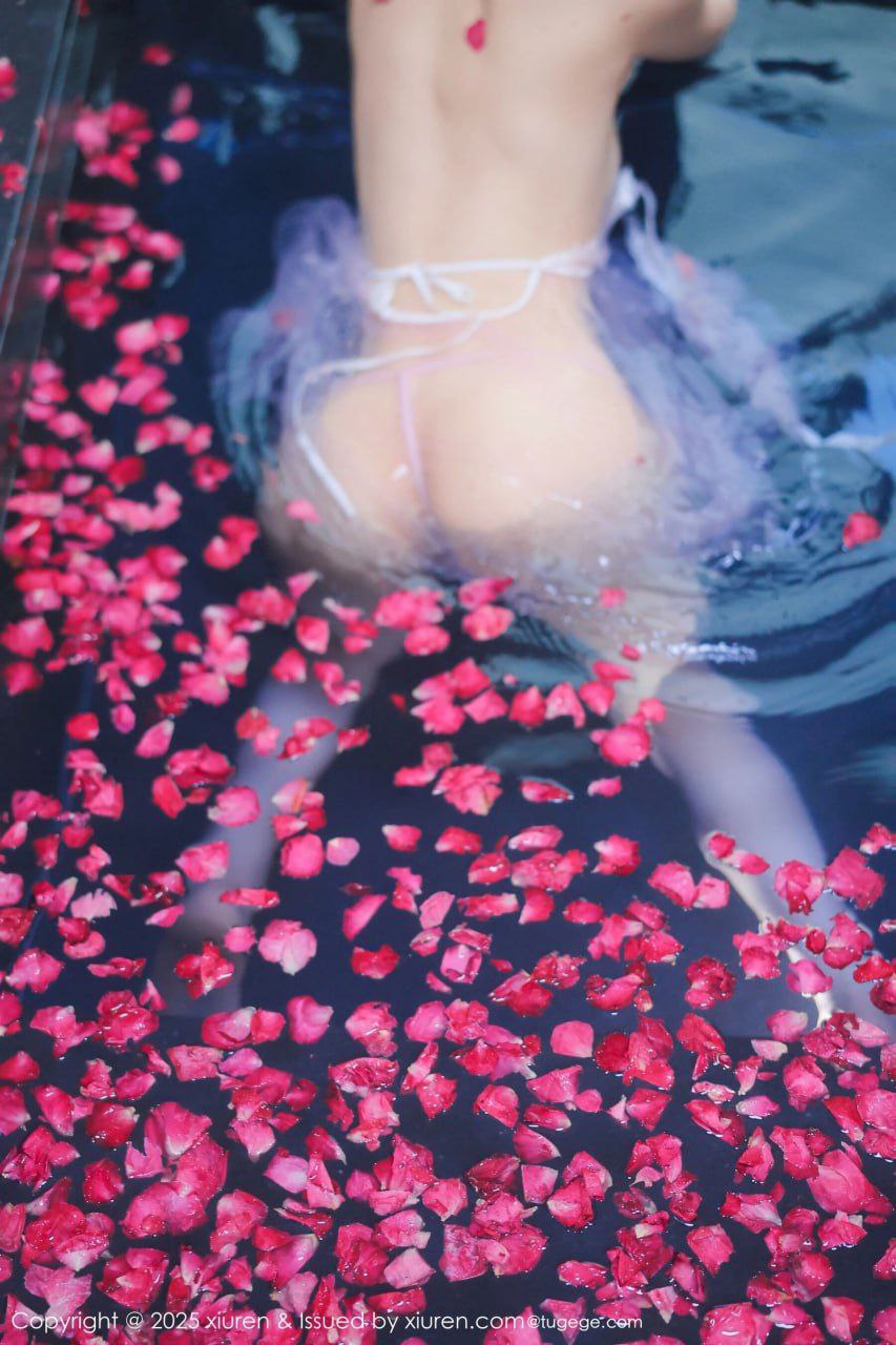 桃妖夭邀你一起花瓣沐浴，摸美乳草小穴 - 图片