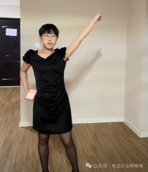 女版Faker“小莎”拒穿T1战袍“吓人”，女版Scout黑丝热舞引争议：模仿电竞明星，流量密码or形象杀手？ - 图片