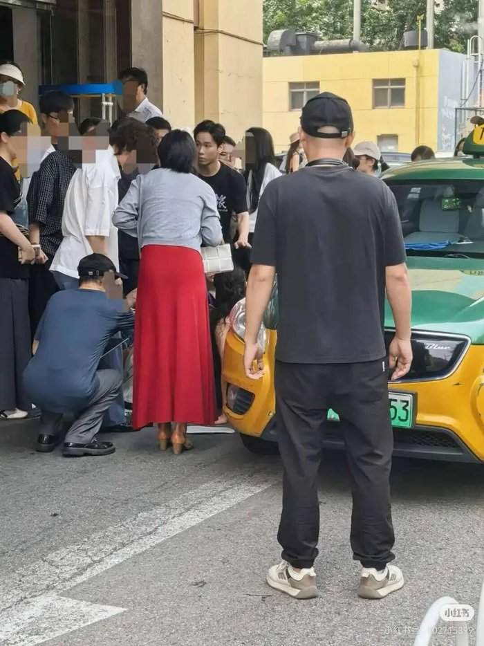 演出前女主演在剧院门口遇交通事故，疑脚被辗轧致临时替换阵容
