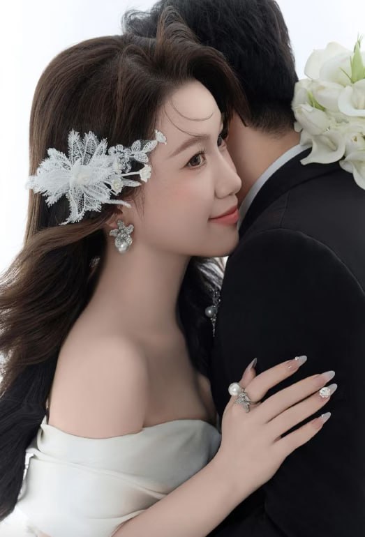 知名女主播晒婚纱照美若天仙，网友质疑其老公是大哥，其回应是因为爱跟钱无关，大家不要目光狭隘！ - 图片