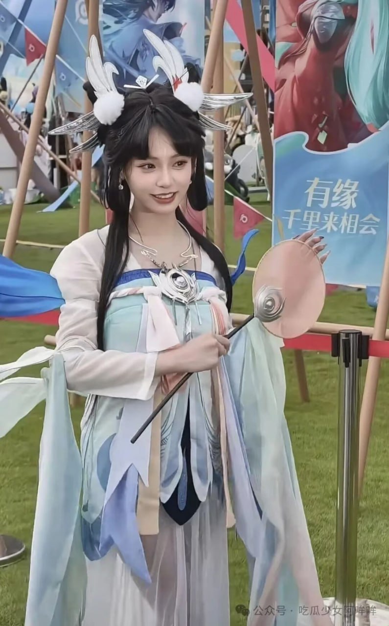 王者荣耀女Coser因出嫦娥一角，频繁吐舌头做不雅动作，被网友质疑太擦边了，不尊重角色！