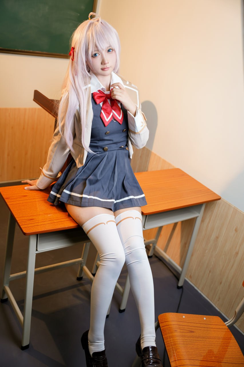 不时以俄语轻声遮羞的邻座艾莉同学