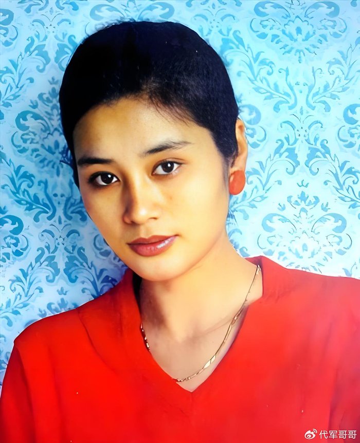 64岁李凤绪近况曝光！拒嫁巨星阿兰德龙，嫁富商被宠30年活成公主