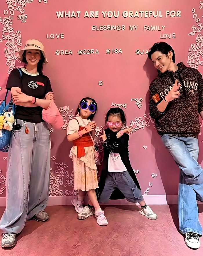 向佐晒全家福惹热议，儿女模样大变，豪门褪去浮华尽显烟火温情