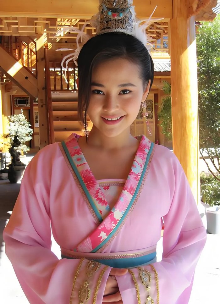 46岁钱芳近况曝光！嫁给导演周琳皓育有一女，如今婚姻幸福被宠成公主