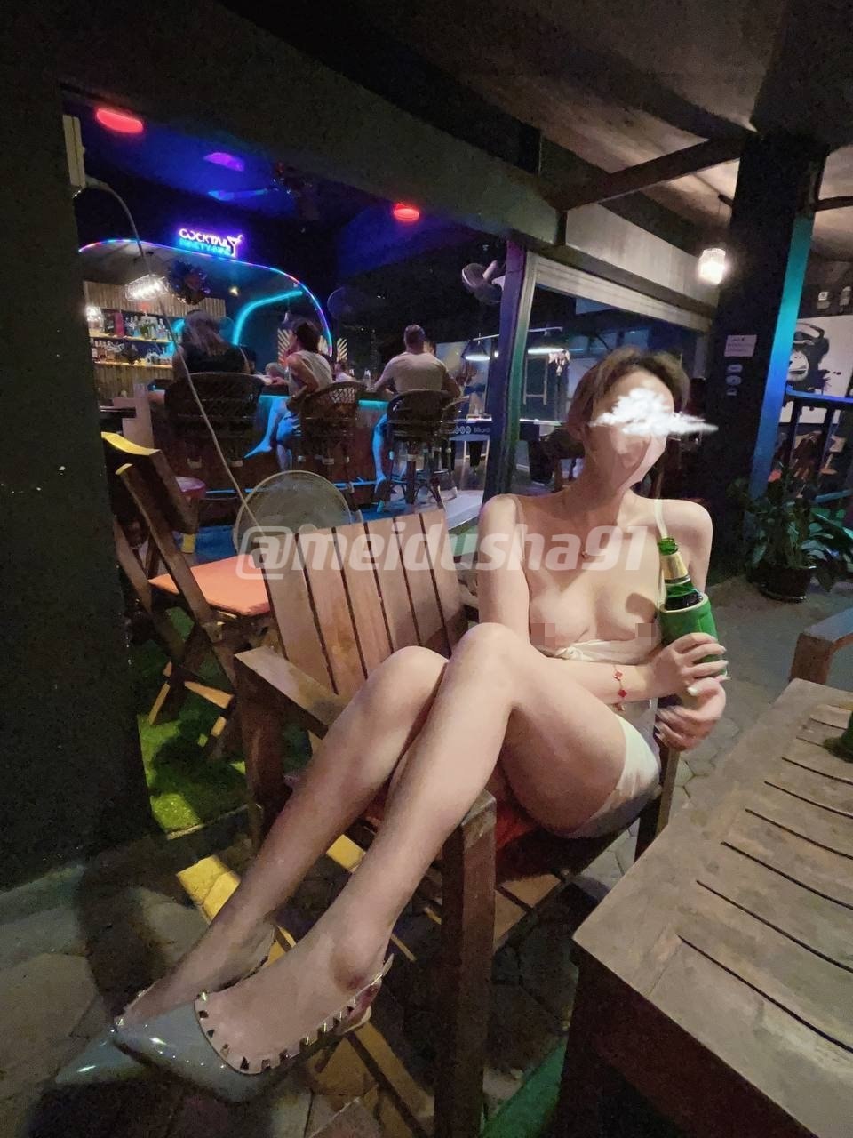 c台湾嘉义 嘉义情侣在台湾地铁袒胸露乳被处分，眼尖网友看出原来是推特网红 #美杜莎 - 图片