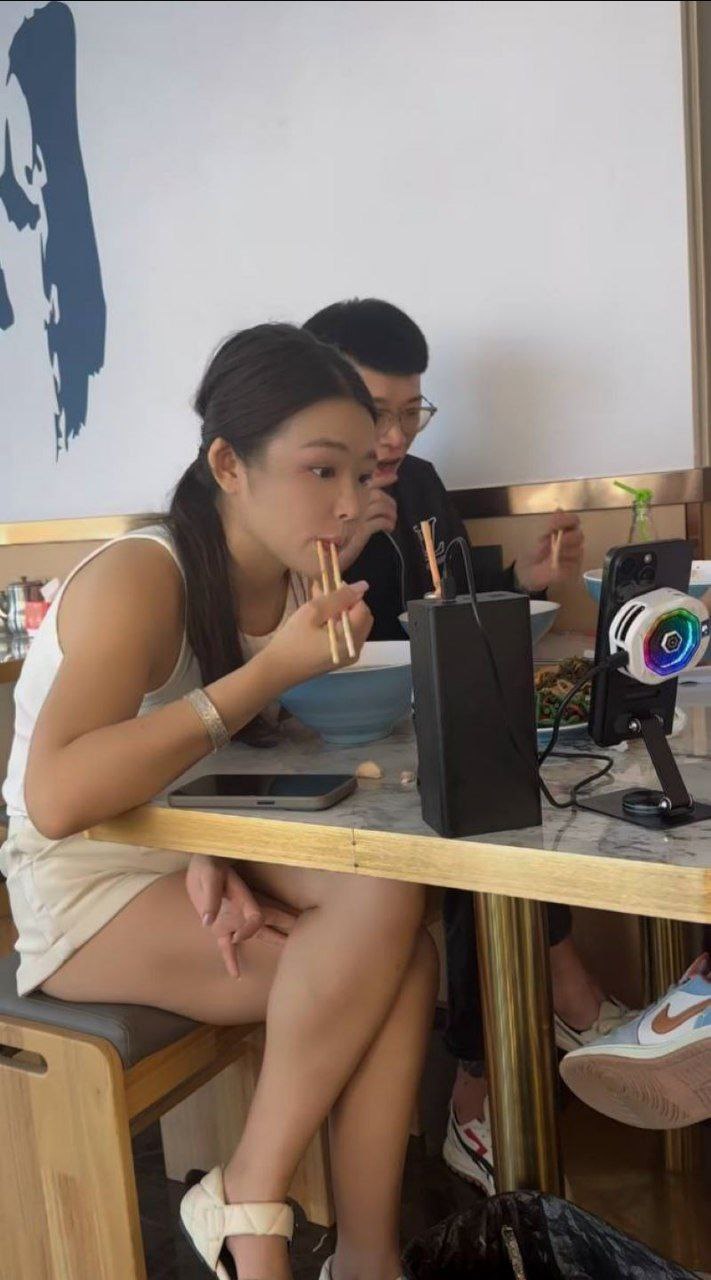 快手430万粉网红 如意 线下陪大哥开房激战 正嗨时被大哥老婆突袭抓包 现场开门暴打 现场视频独家曝光！ - 图片