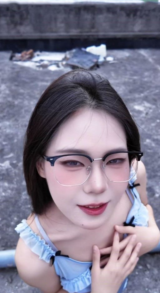 抖音17万粉丝 桃桃酱乖乖 大尺度视频泄漏 纤手捻粉嫩乳头硬挺晃荡 掰穴自慰咬唇娇喘奶香四溢！ - 图片