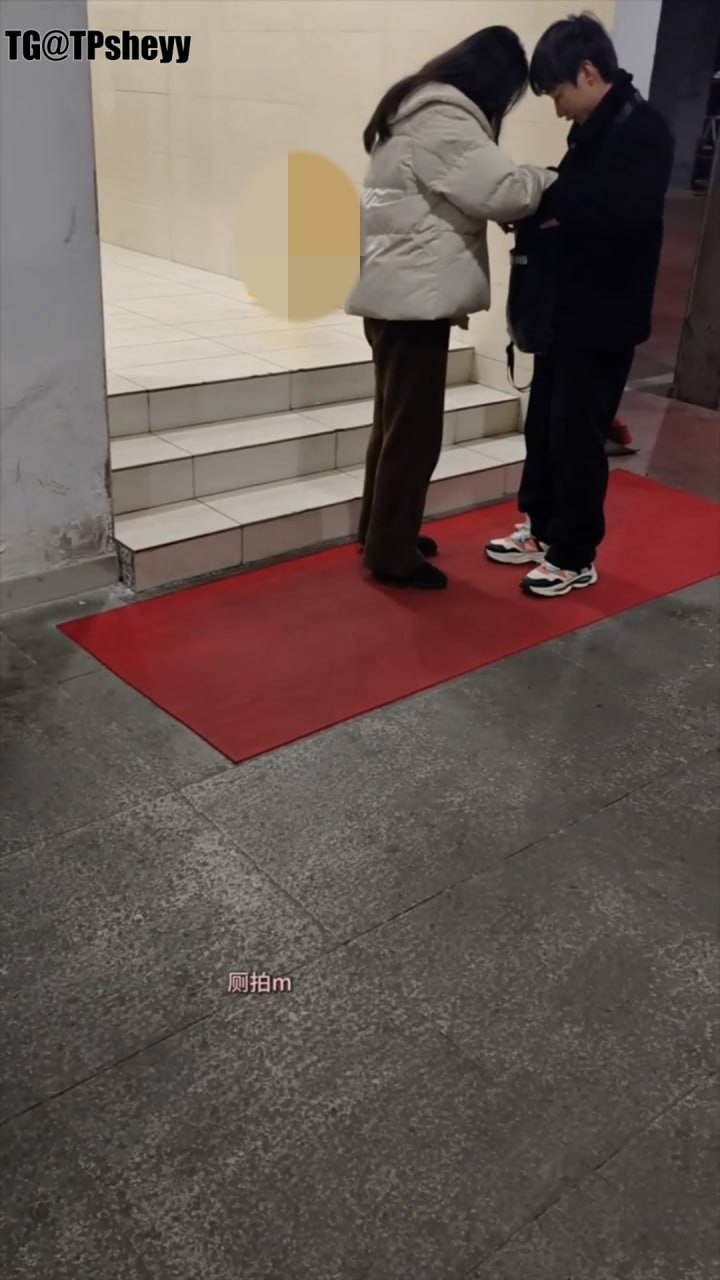 【拉粑粑篇】几十位高颜值靓妹.黑丝美女等等，好多干净漂亮的美鲍 - 图片