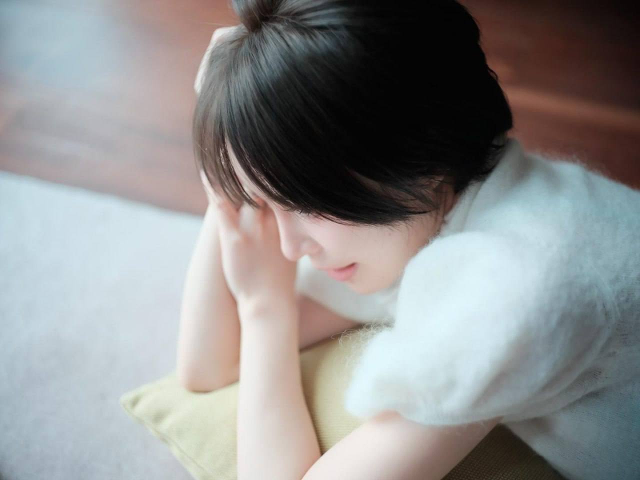#知一 喜爱jk的极品白虎巨乳美少女，平时没事就喜欢拍点性感裸体小视频造福广大狼友，称她为在世女菩萨一点都不过分 - 图片