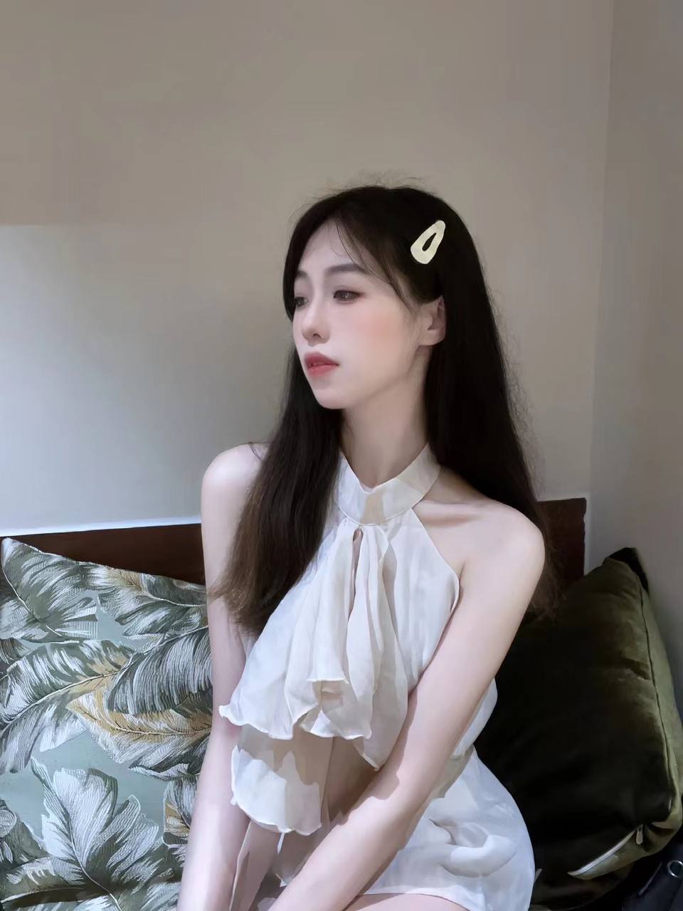 极品颜值的护士妹妹上厕所尿尿被偷拍泄密到网上，颜值和身材确实不赖 - 图片