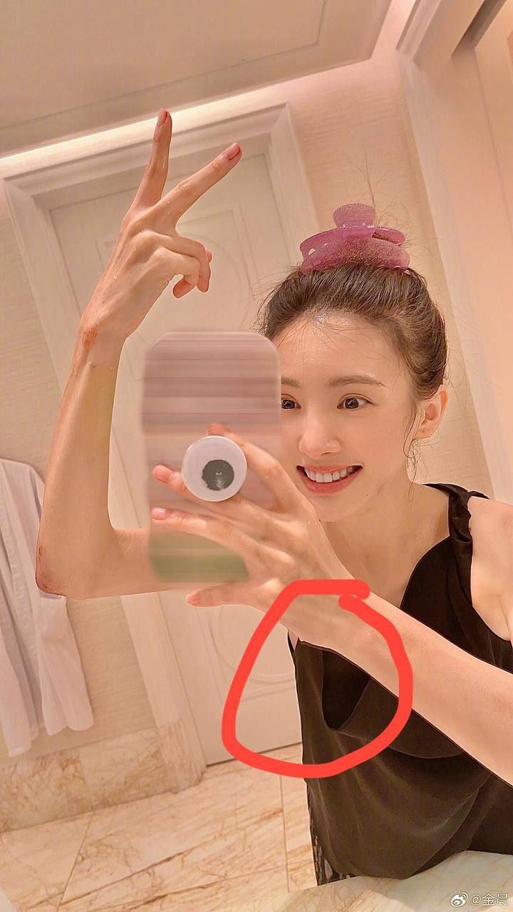#金晨 不穿奶罩，调整亮度可见乳头，确实平