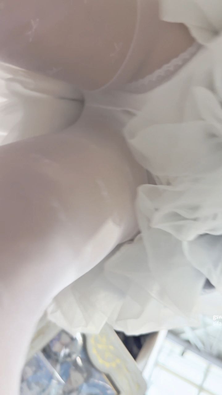 cos女仆装 双马尾白丝袜小美女 一副乖乖女的形象 惹人注意 - 图片