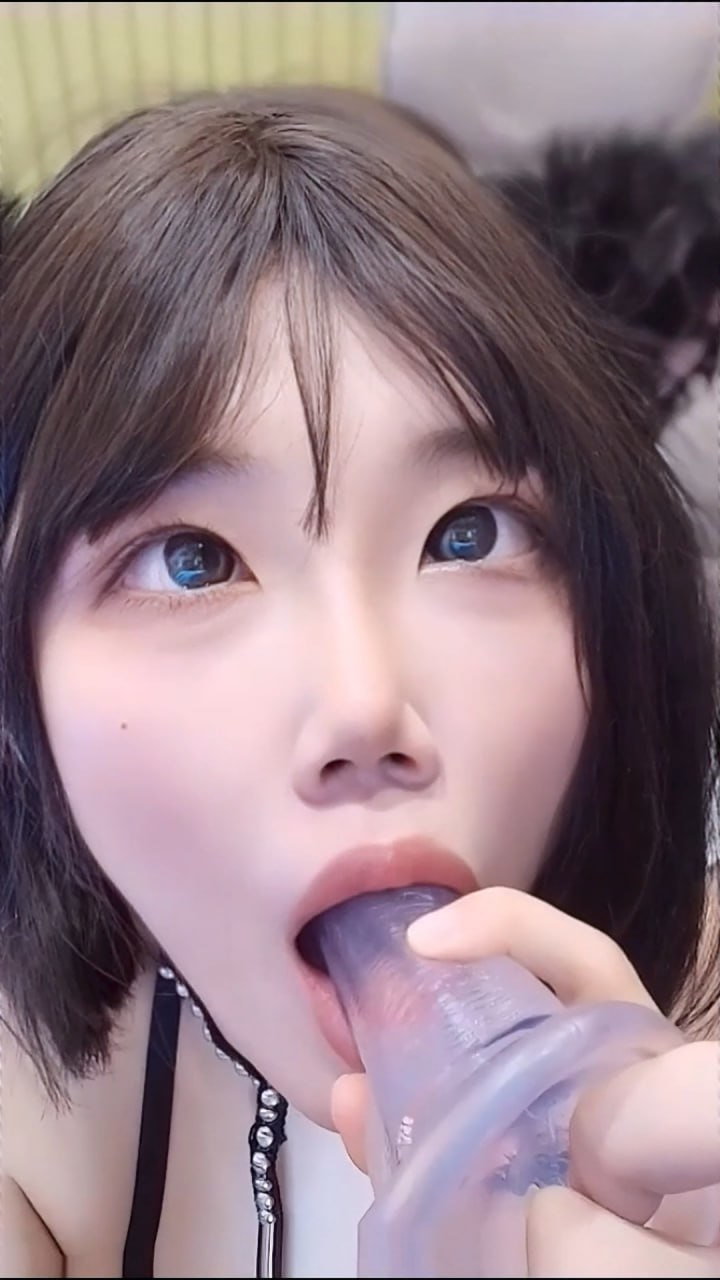 清纯可爱的极品美少女看着可可爱爱，却半夜饥渴难耐的自慰，用水晶大鸡巴对着自己的紧致小穴一顿猛插，小穴汁水越来越多，美少女吃起了水晶大鸡巴上的汁水，然后又加速插自己的小穴，突然，小穴感到一阵瘙痒，淫水喷了出来 - 图片