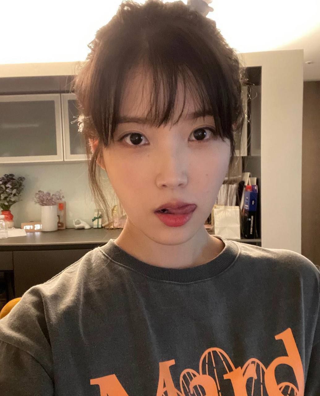 韩国歌手 #IU 李知恩 袖口疑似走光露奶 - 图片