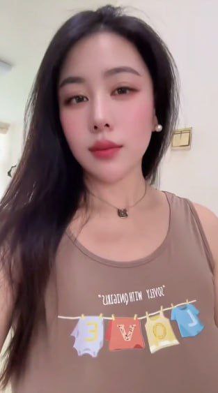 快手巨乳御姐佳美美，吃奶神奇 - 图片
