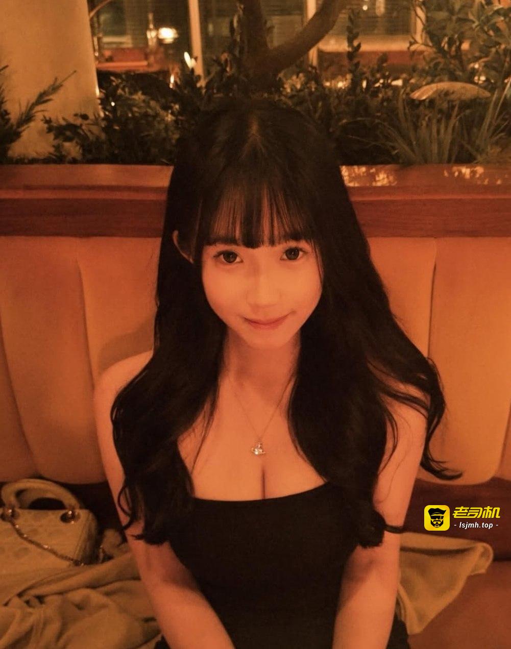 9.7万粉丝高颜值巨乳美妆博主与男友自拍做爱视频 骚逼和屁眼一览无余！ - 图片